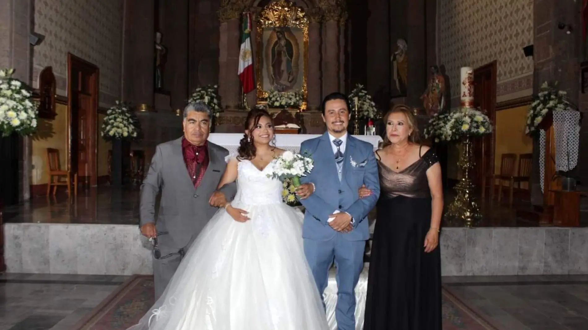 SJR Alejandro Becerril y Maria Perez con los novios